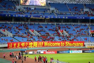 ? Người hâm mộ Sói Sâm Lâm mặc áo đội Quảng Đông xem trận đấu.